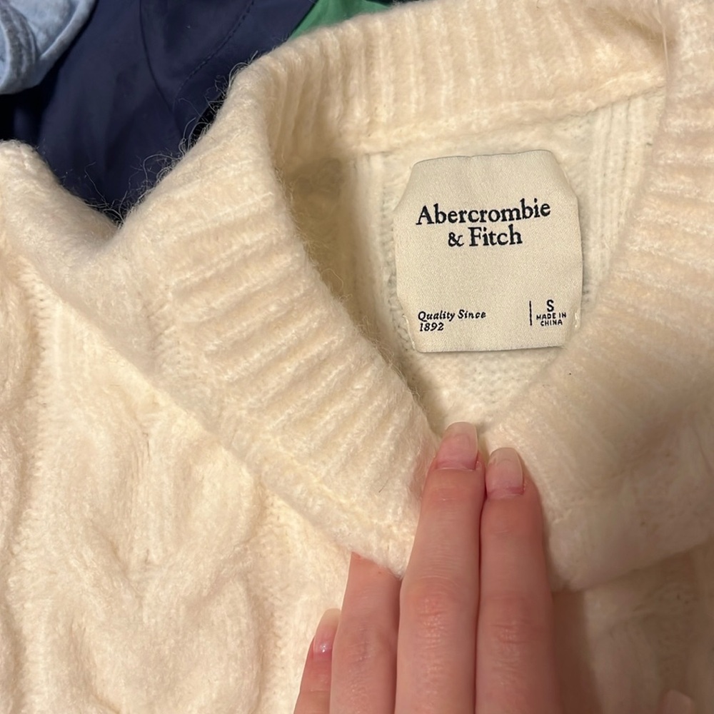 Brand new Abercrombie Cropped (sorta) Cable Knit